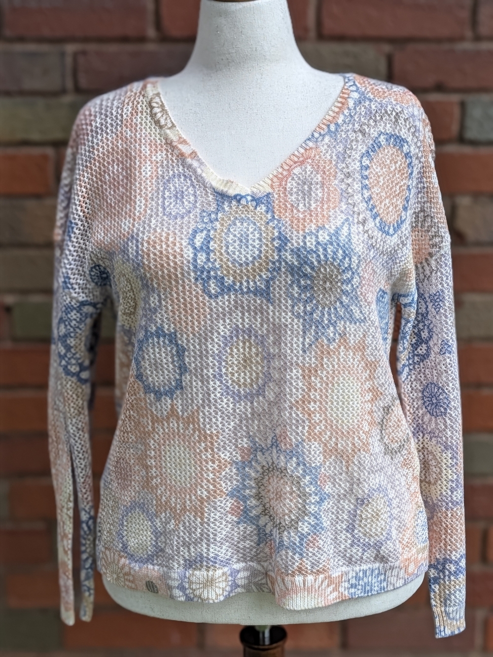 Sunburst Pattern V-Neck Sweater in Peach & Blue